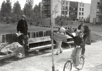 600155 Afbeelding van het spel waarbij al fietsend de bal in een korf gegooid moet worden tijdens het jaarlijkse feest ...